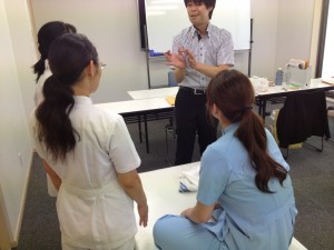 女子3人の施術研修現場